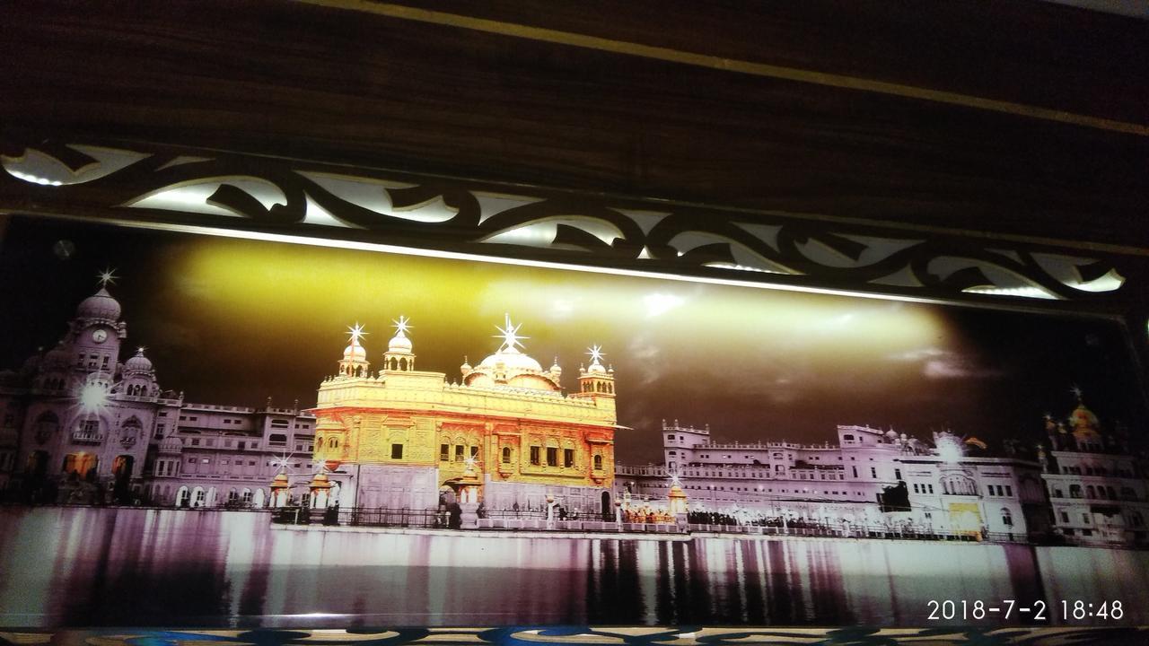 Hotel Revoli Amritsar Walking Distance From Golden Temple Exterior photo